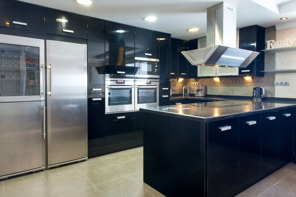 8 Bedroom Villa in Marbella - Photo 12