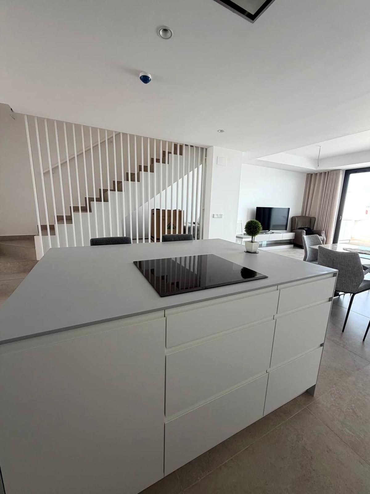 4 Bedroom Apartment in Estepona - Photo 2