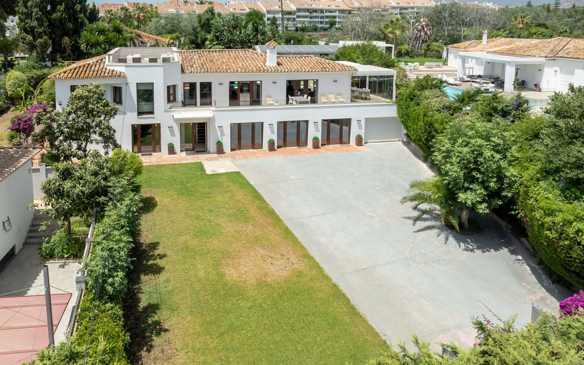 8 Bedroom Villa in San Pedro de Alcántara - Photo 2