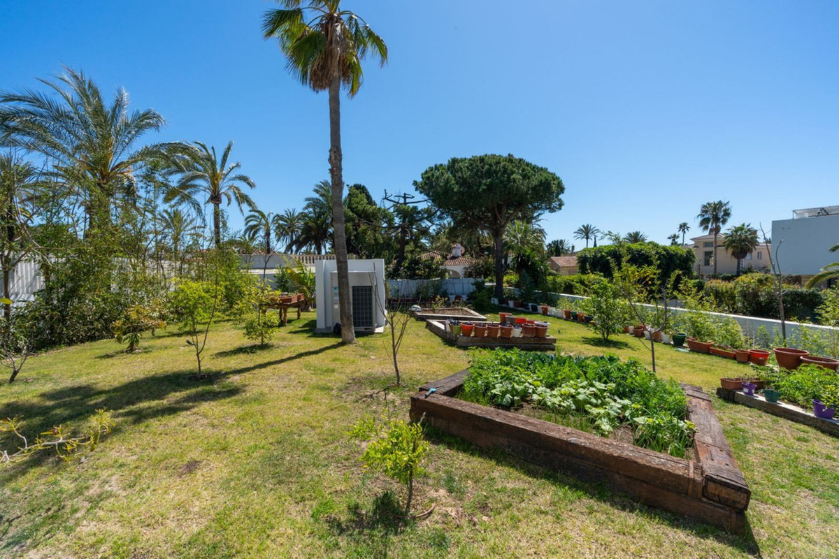 6 Bedroom Villa in Marbella - Photo 35