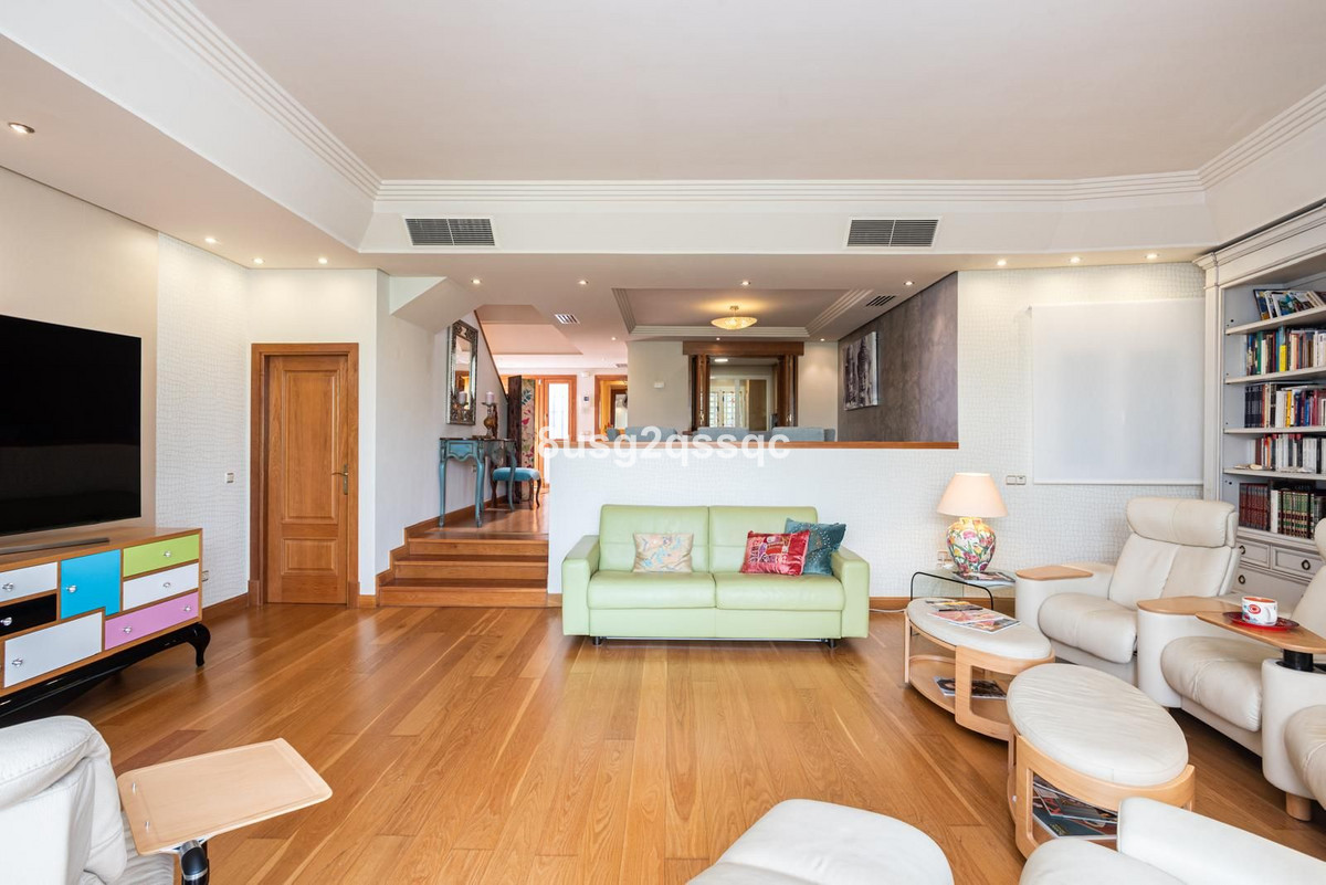 4 Bedroom Villa in Estepona - Photo 5