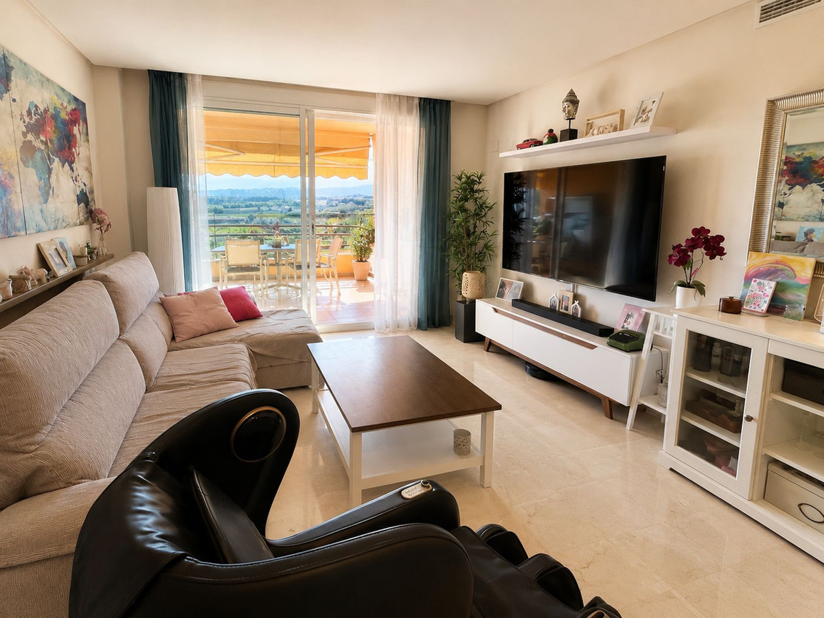2 Bedroom Apartment in Estepona - Photo 4