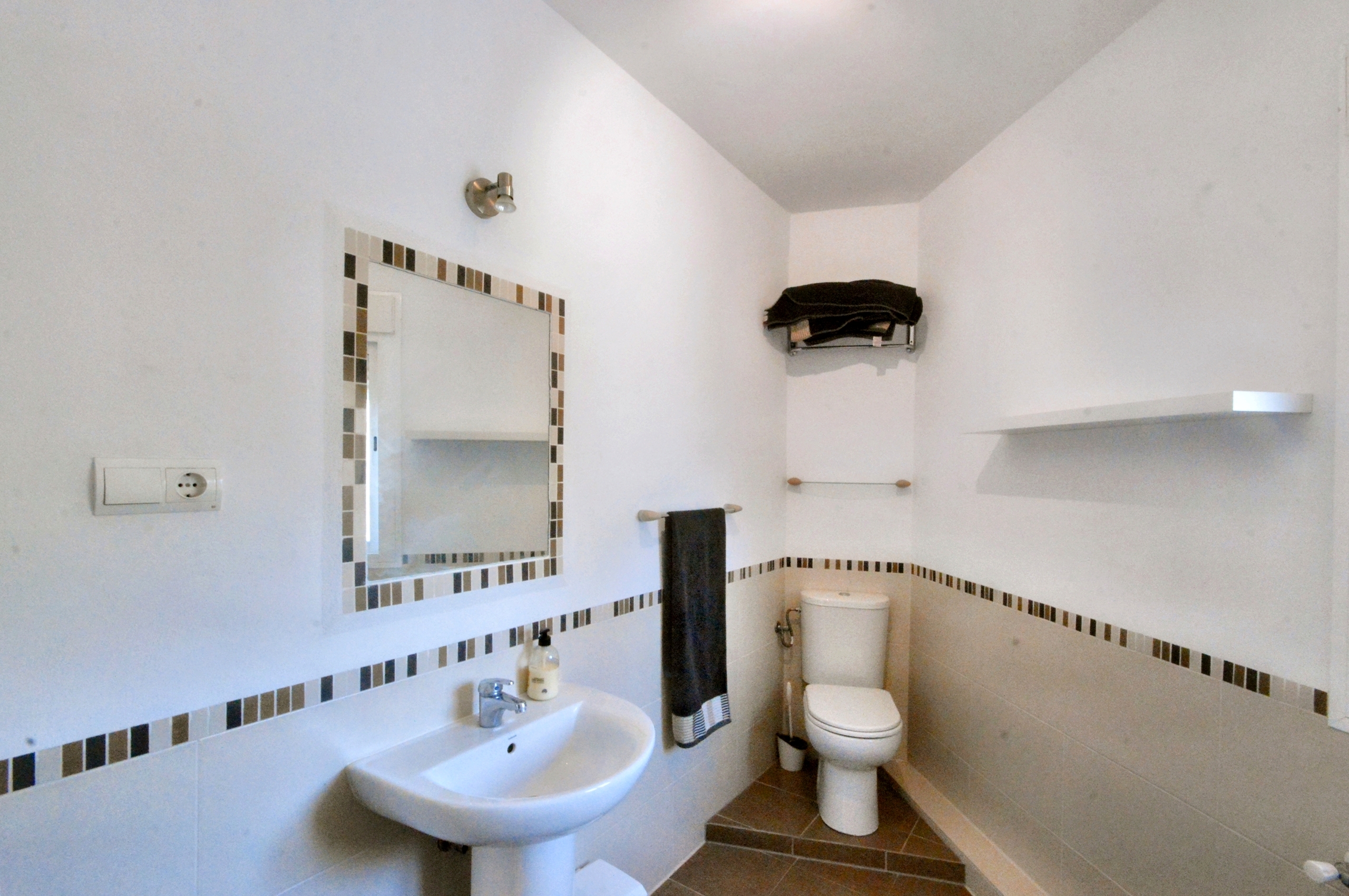 Chalet de 4 dormitorios con piscina en Granada – Foto 12