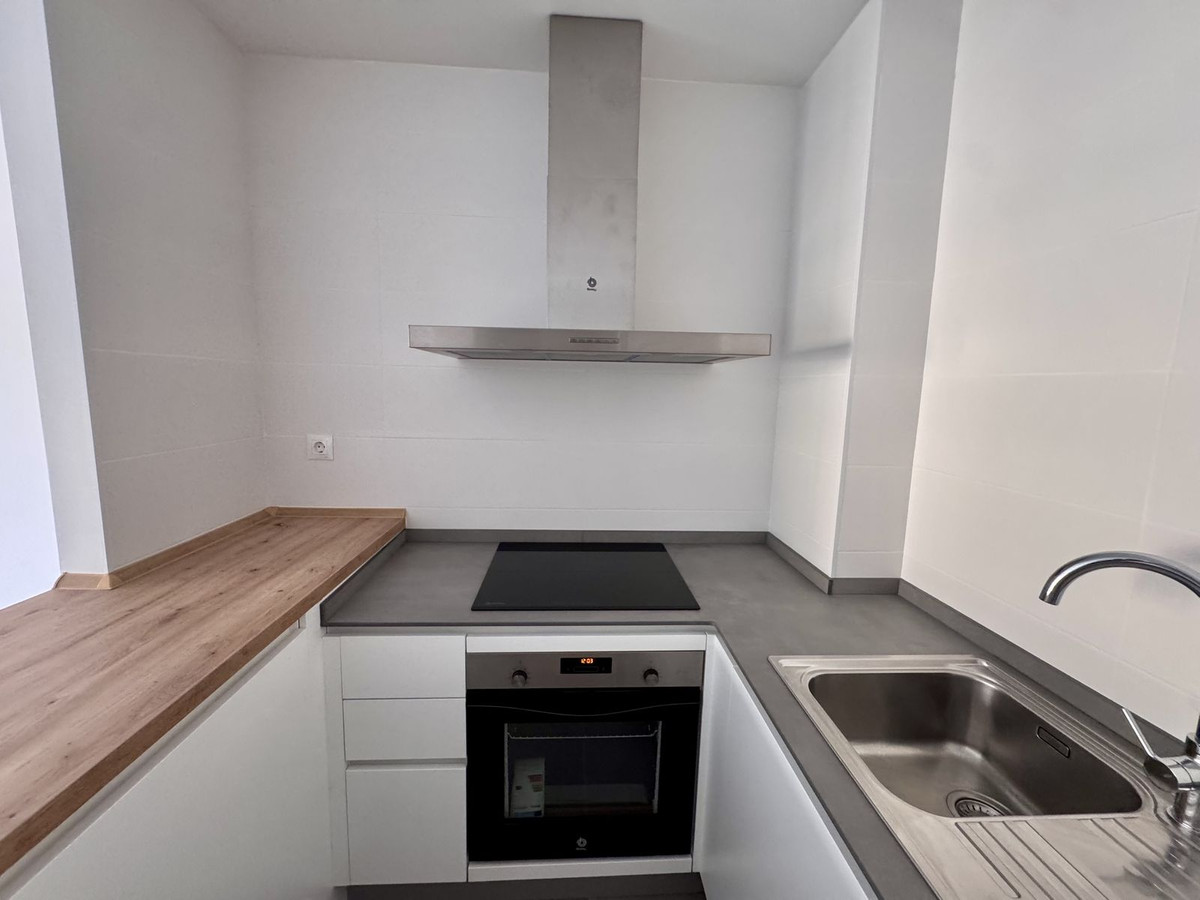 2 Bedroom Apartment in Benalmádena - Photo 17