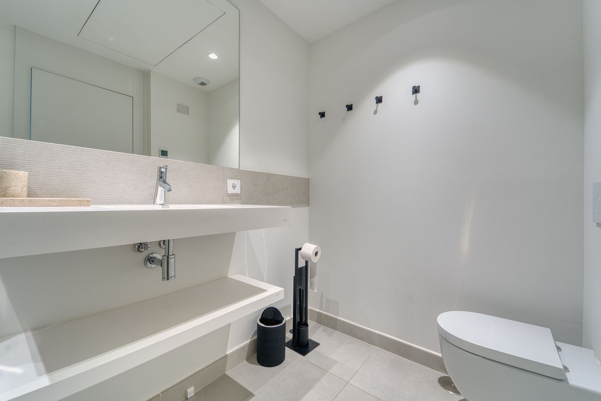 2 Bedroom Apartment in Benalmádena - Photo 16