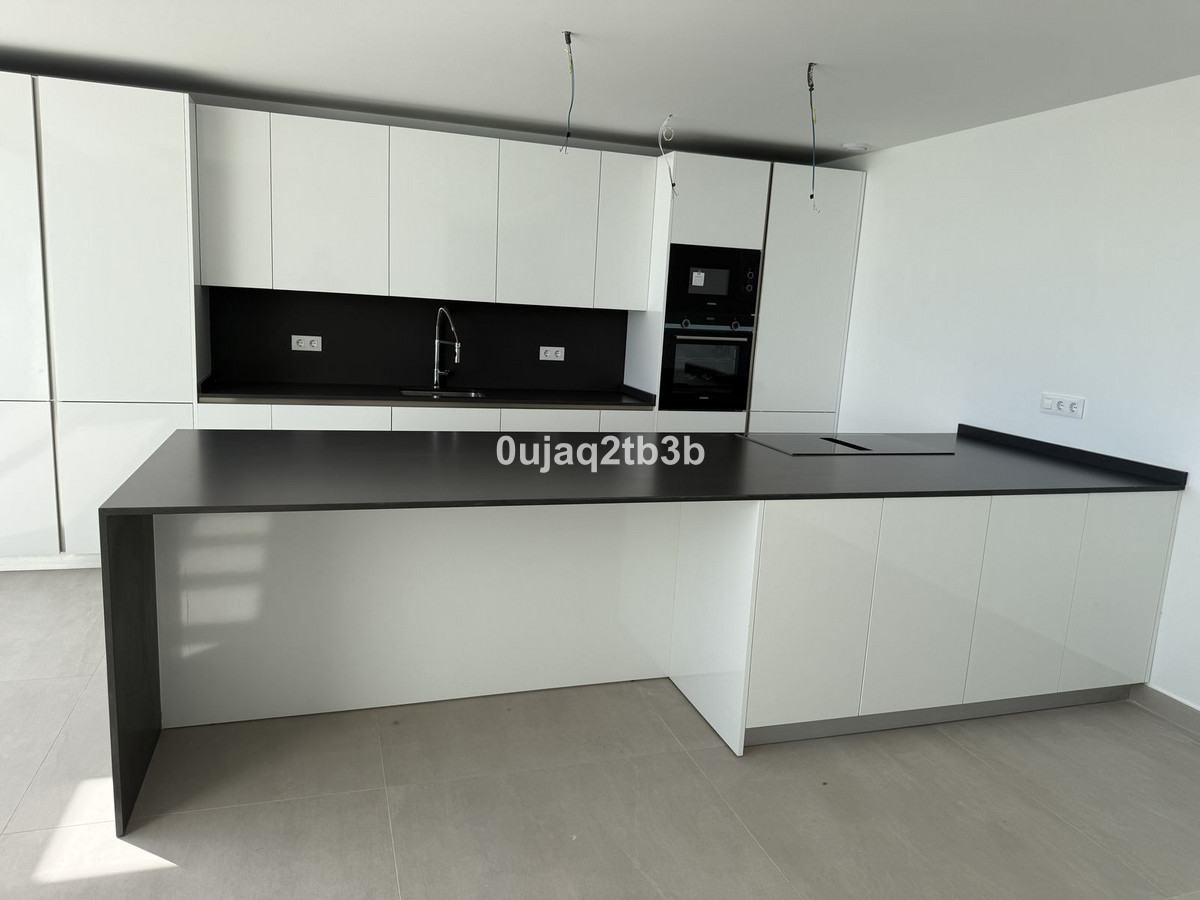 2 Bedroom Penthouse in Estepona - Photo 5