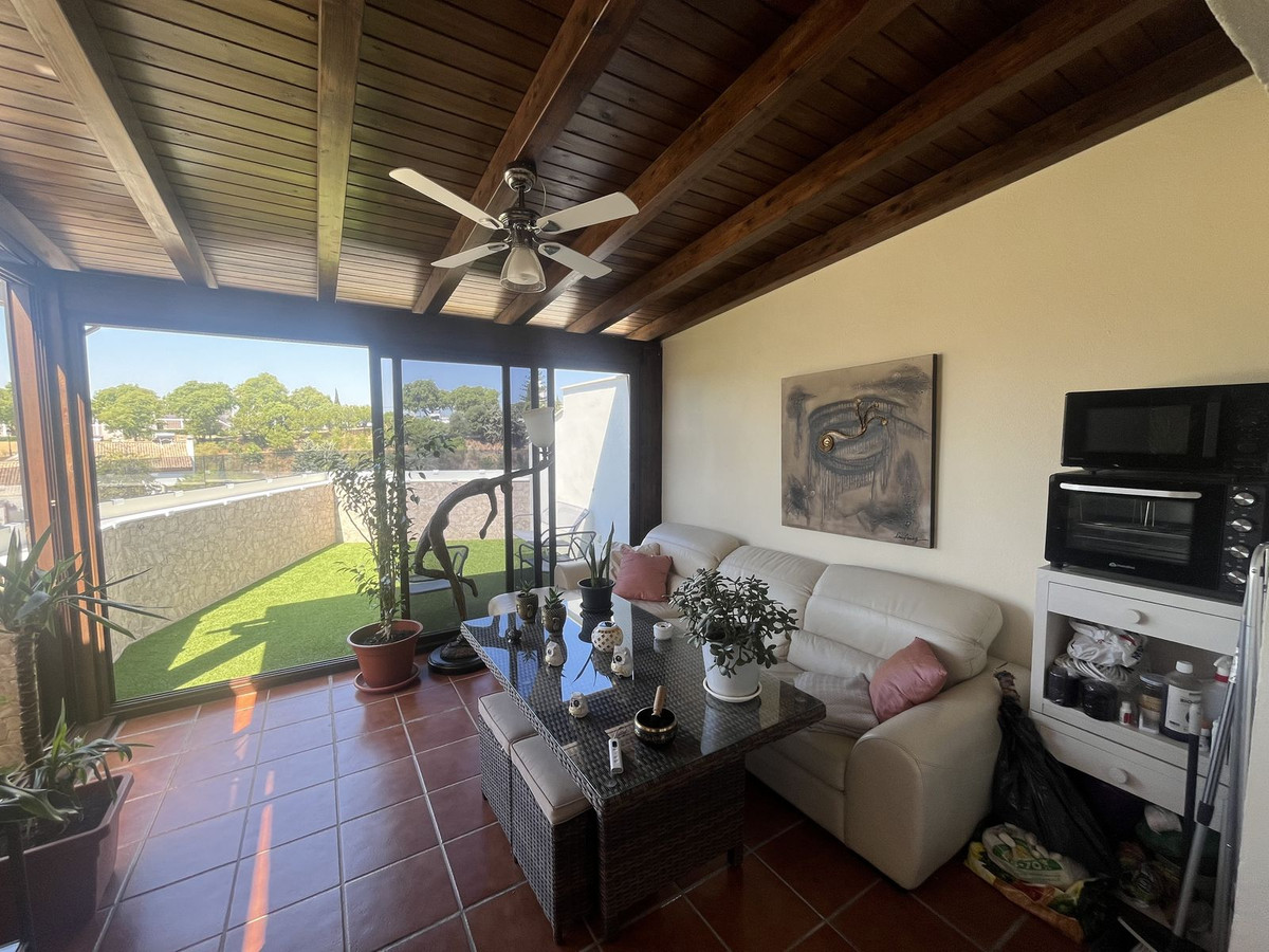 3 Bedroom Penthouse in Estepona - Photo 3