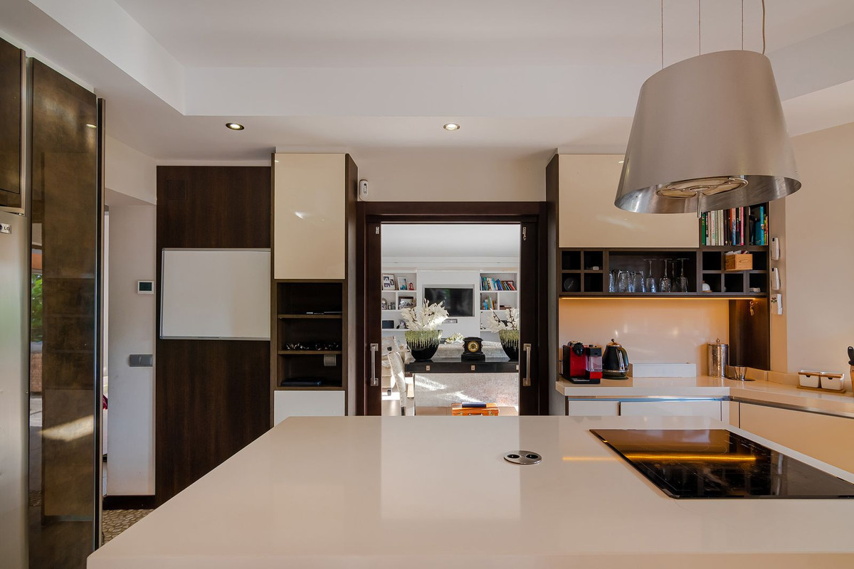 6 Bedroom Villa in Marbella - Photo 29