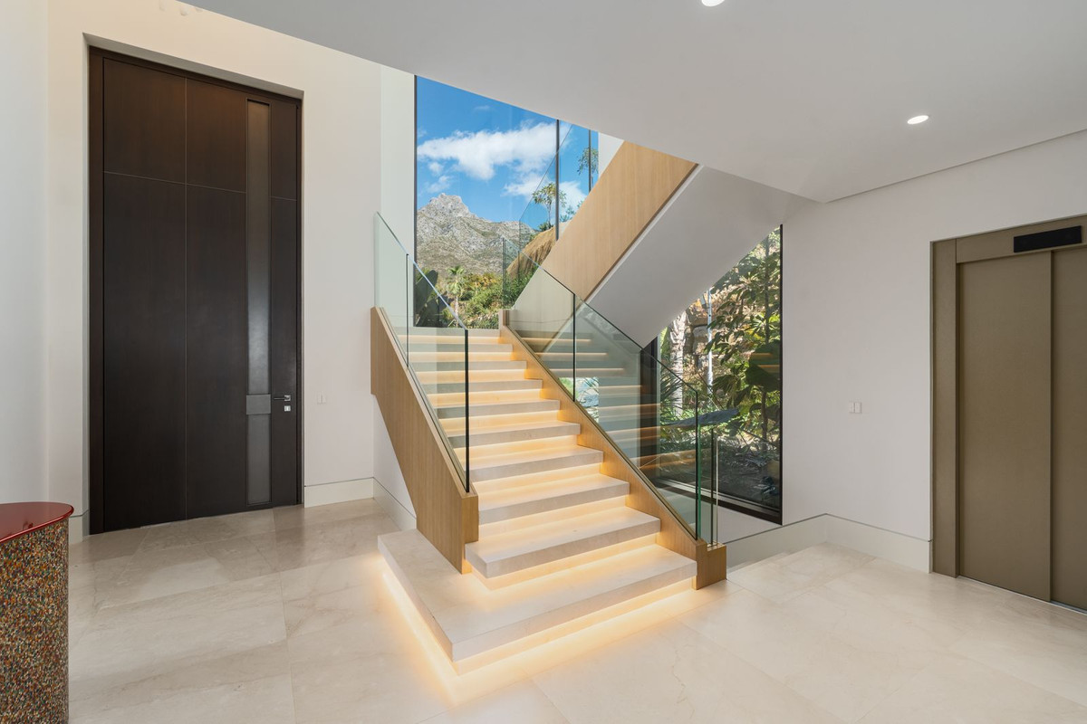 5 Bedroom Villa in Marbella - Photo 11