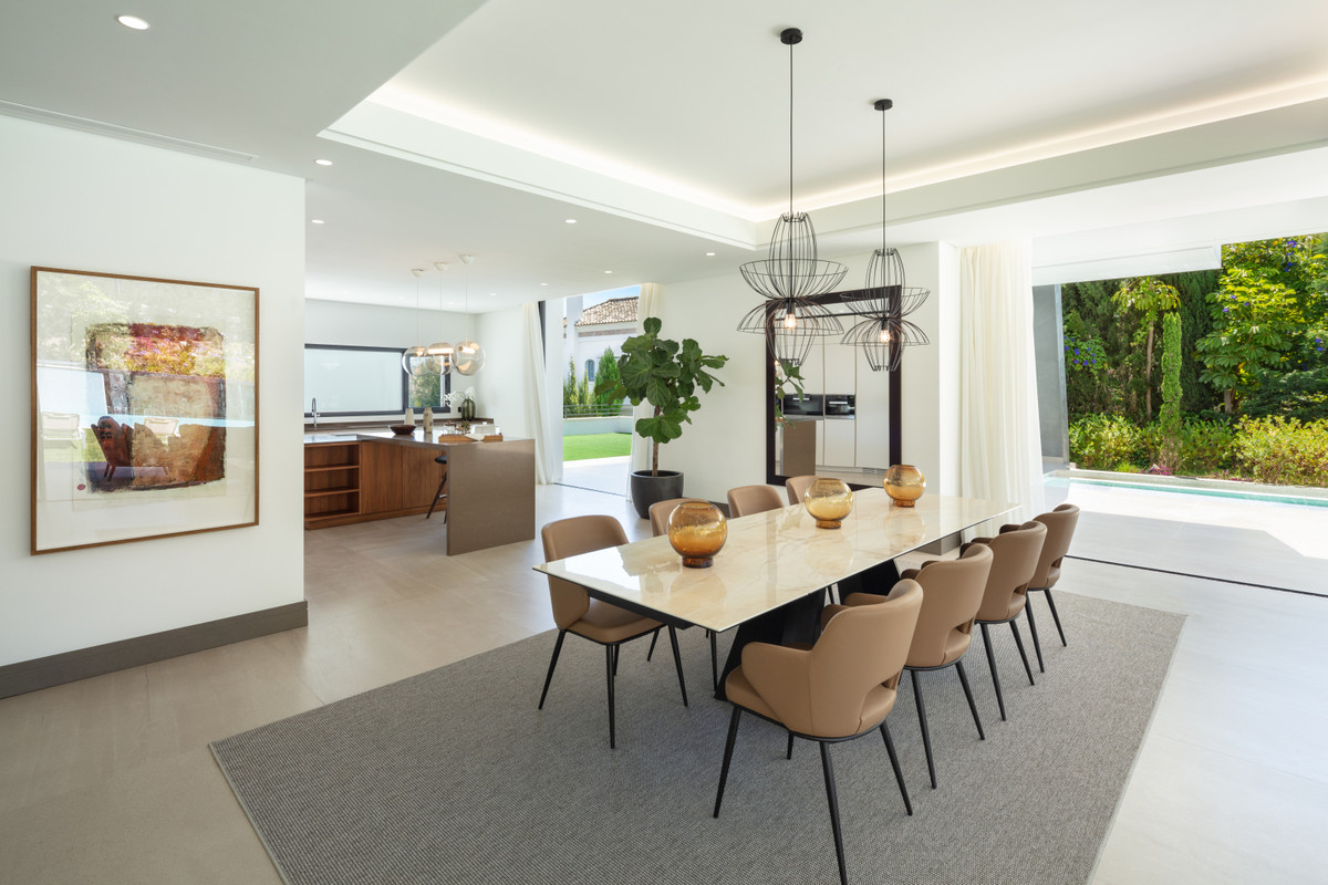 5 Bedroom Villa in Marbella - Photo 12