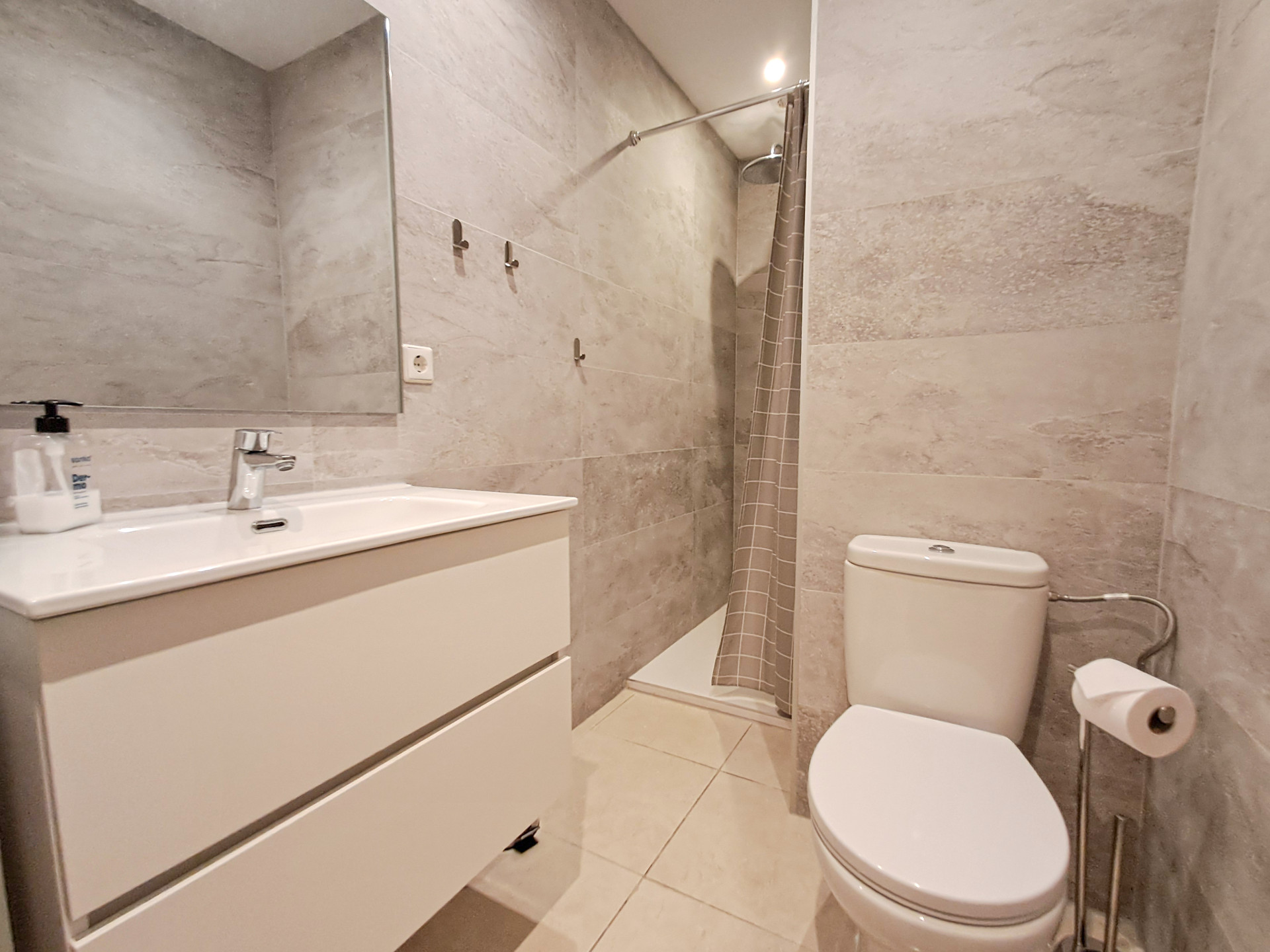 2 Bedroom Apartment in Marbella - Photo 11