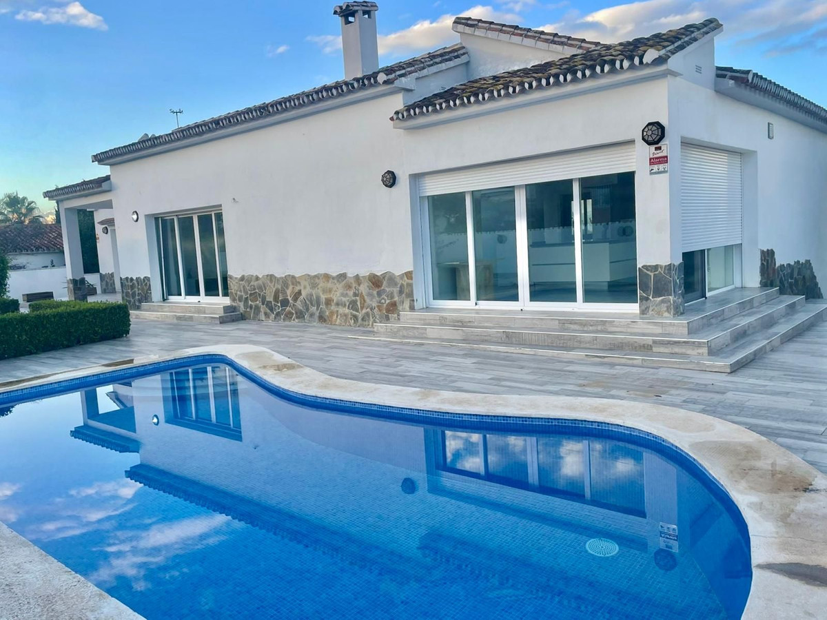 4 Bedroom Villa in Alhaurín de la Torre - Photo 3