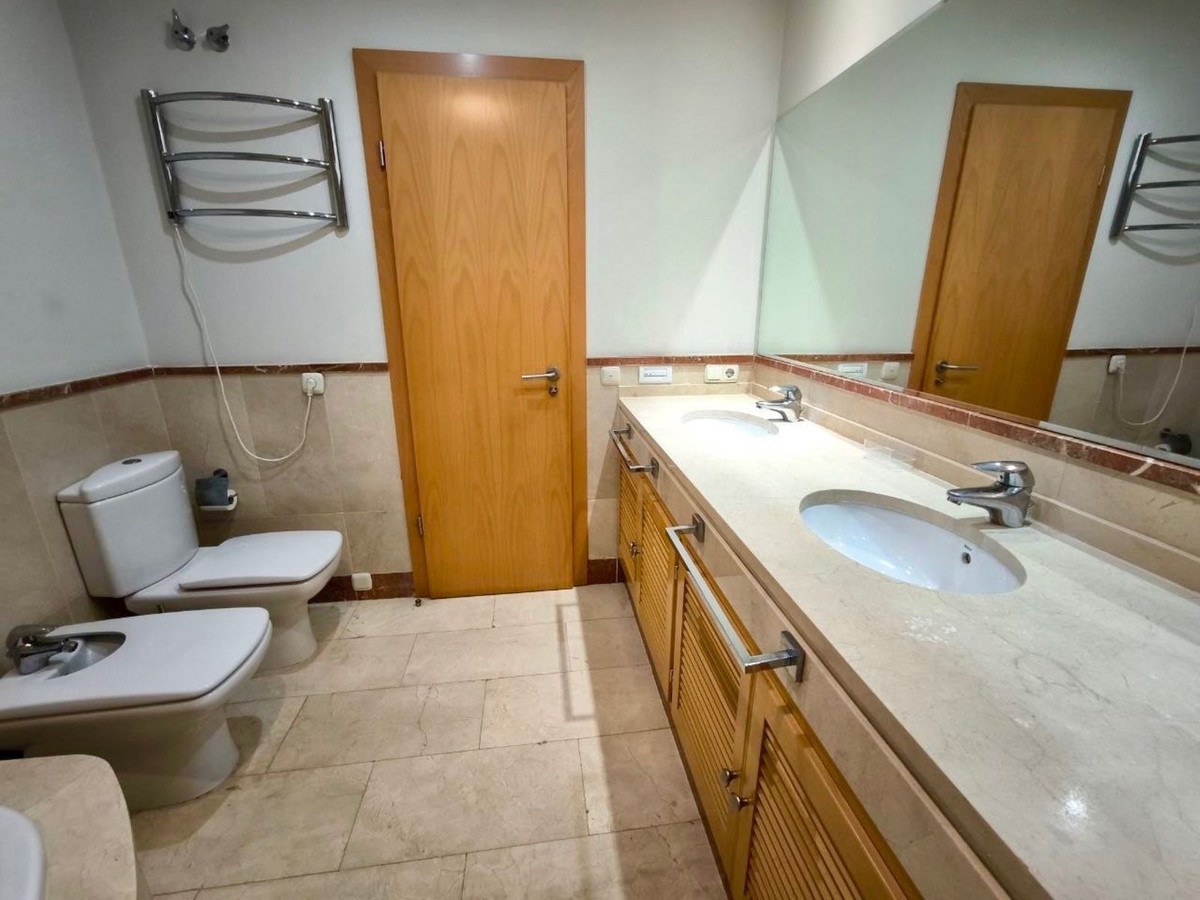 Piso de 3 dormitorios con piscina en Málaga – Foto 11