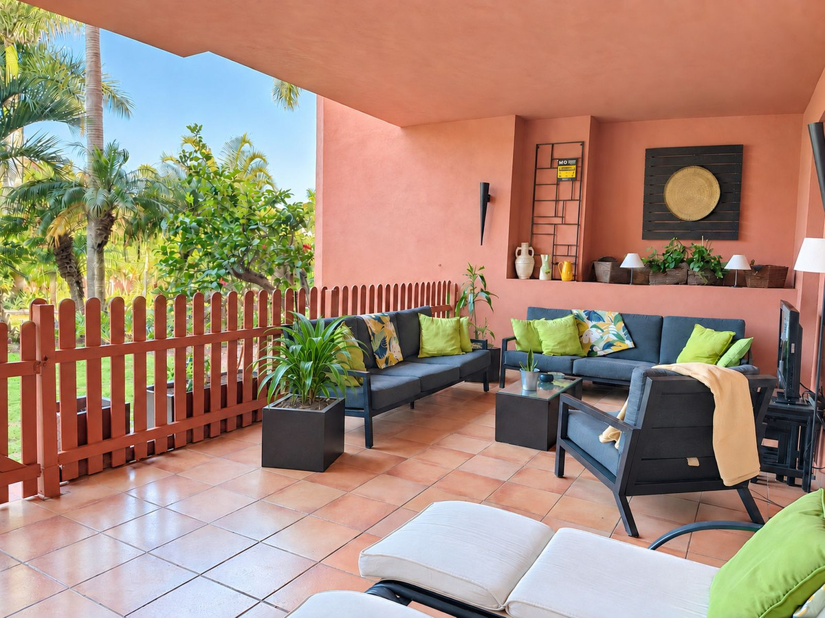 4 Bedroom Apartment in Estepona - Photo 3