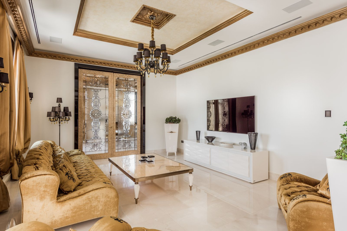 7 Bedroom Villa in Marbella - Photo 10