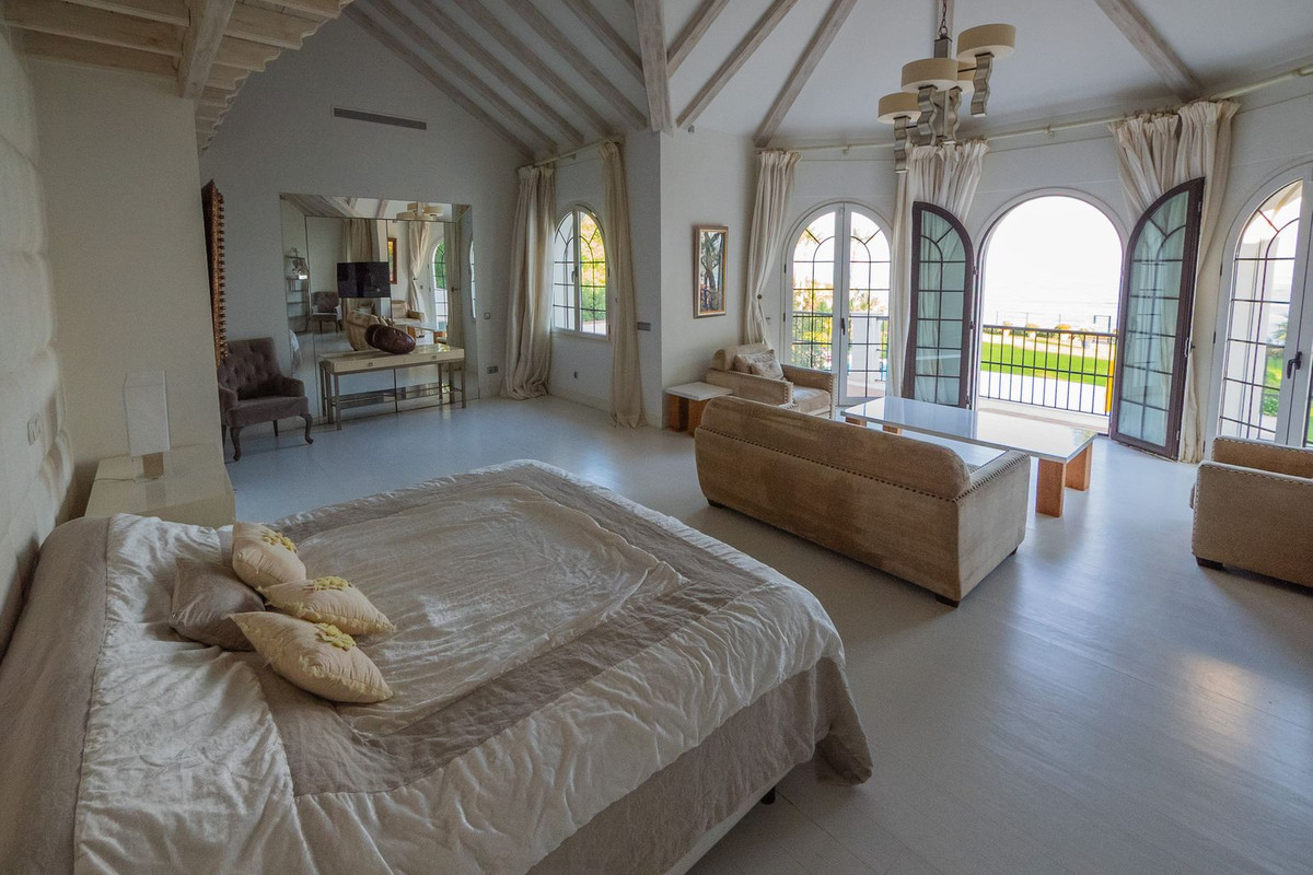 10 Bedroom Villa in Estepona - Photo 27