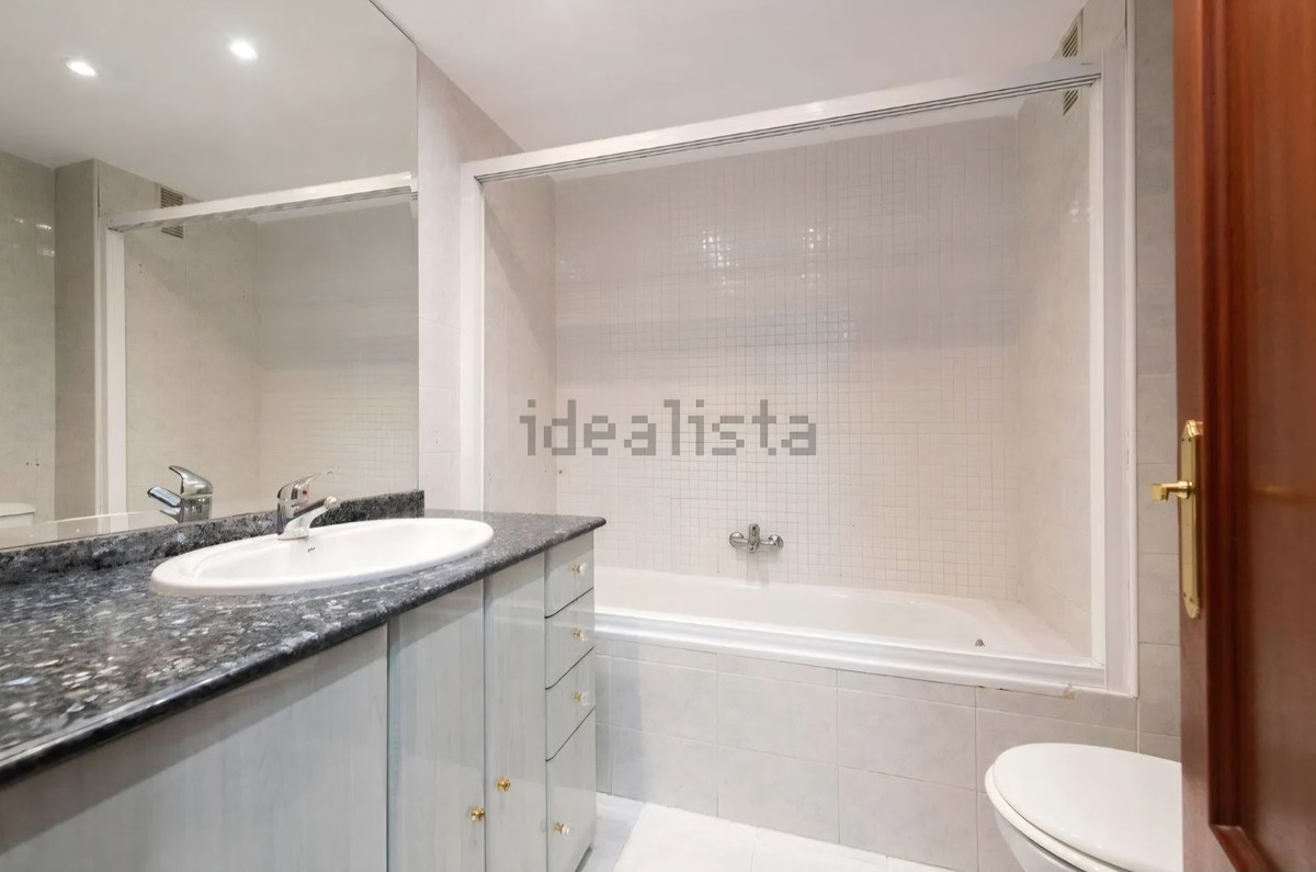 4 Bedroom Apartment in Málaga - Photo 21