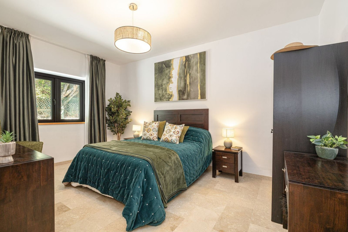 5 Bedroom Villa in Estepona - Photo 15