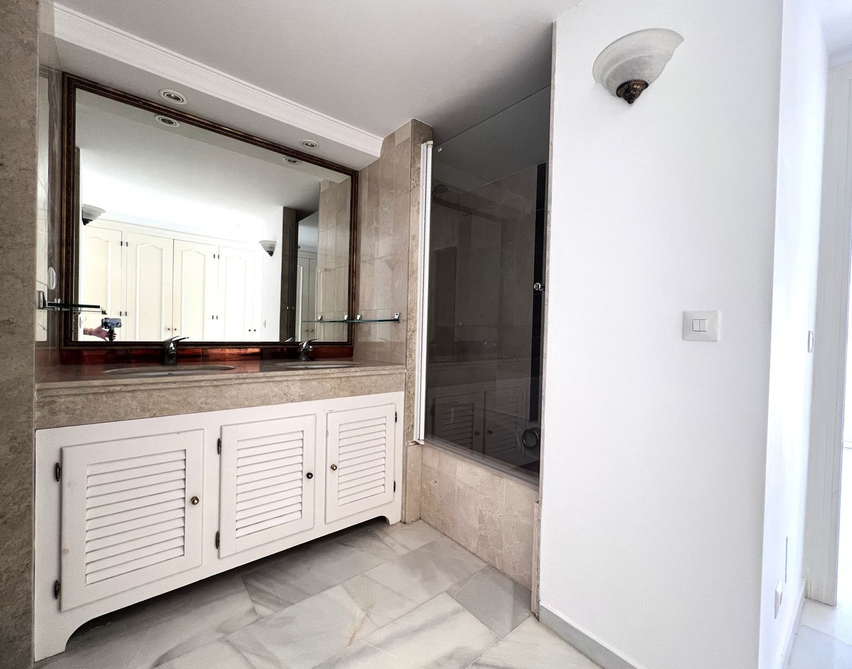 2 Bedroom Apartment in Estepona - Photo 15