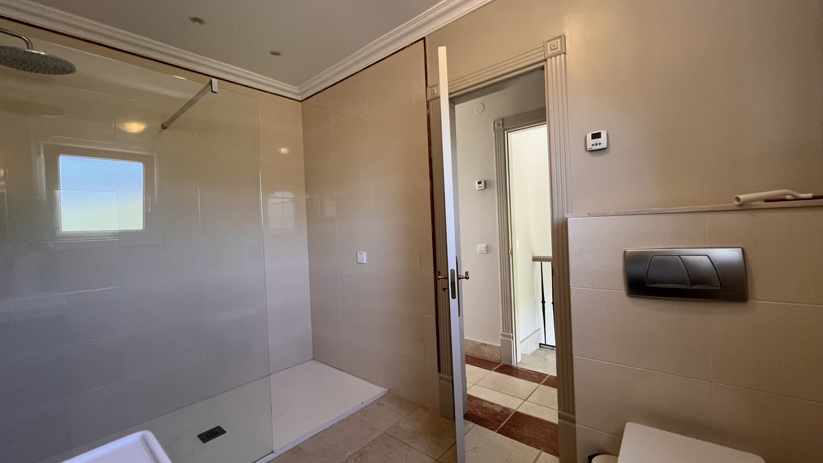 4 Bedroom Villa in Estepona - Photo 16