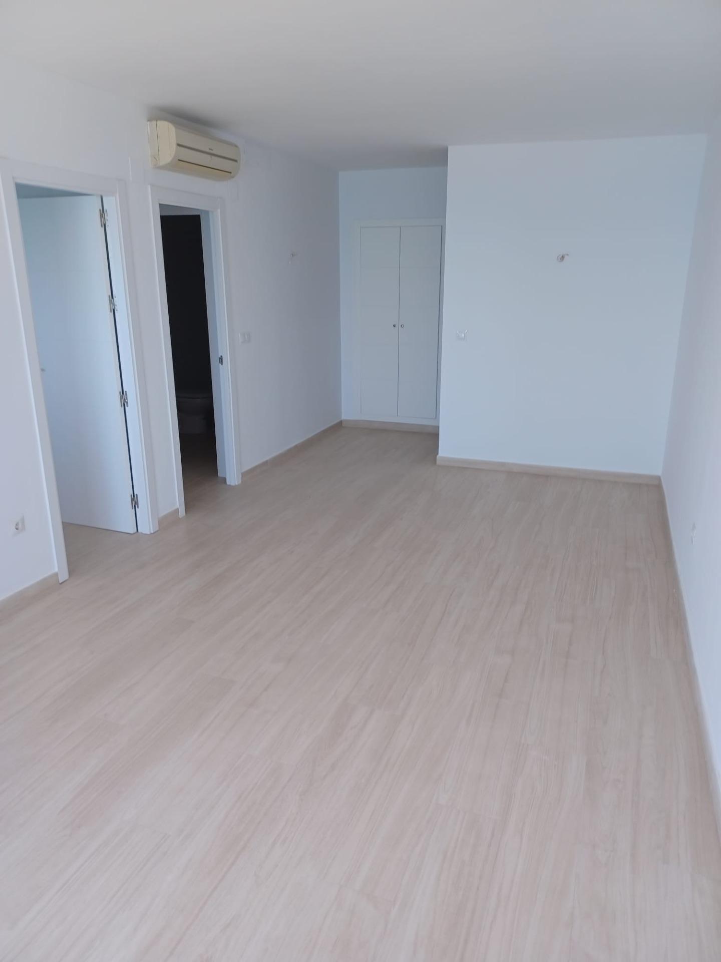 2 Bedroom Apartment in Fuengirola - Photo 2