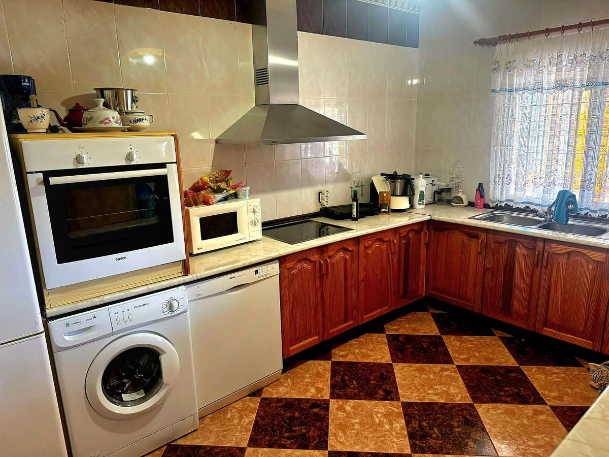 4 Bedroom Villa in Marbella - Photo 11
