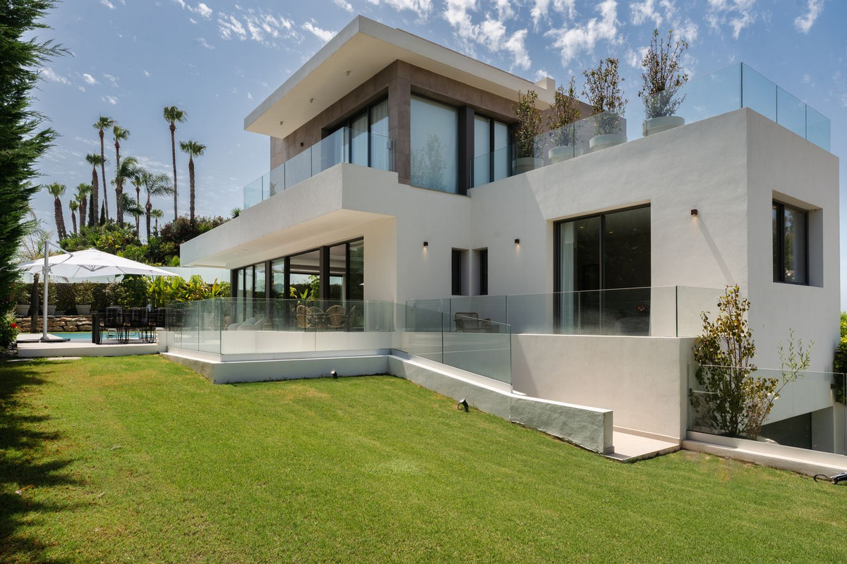 4 Bedroom Villa in Marbella - Photo 8