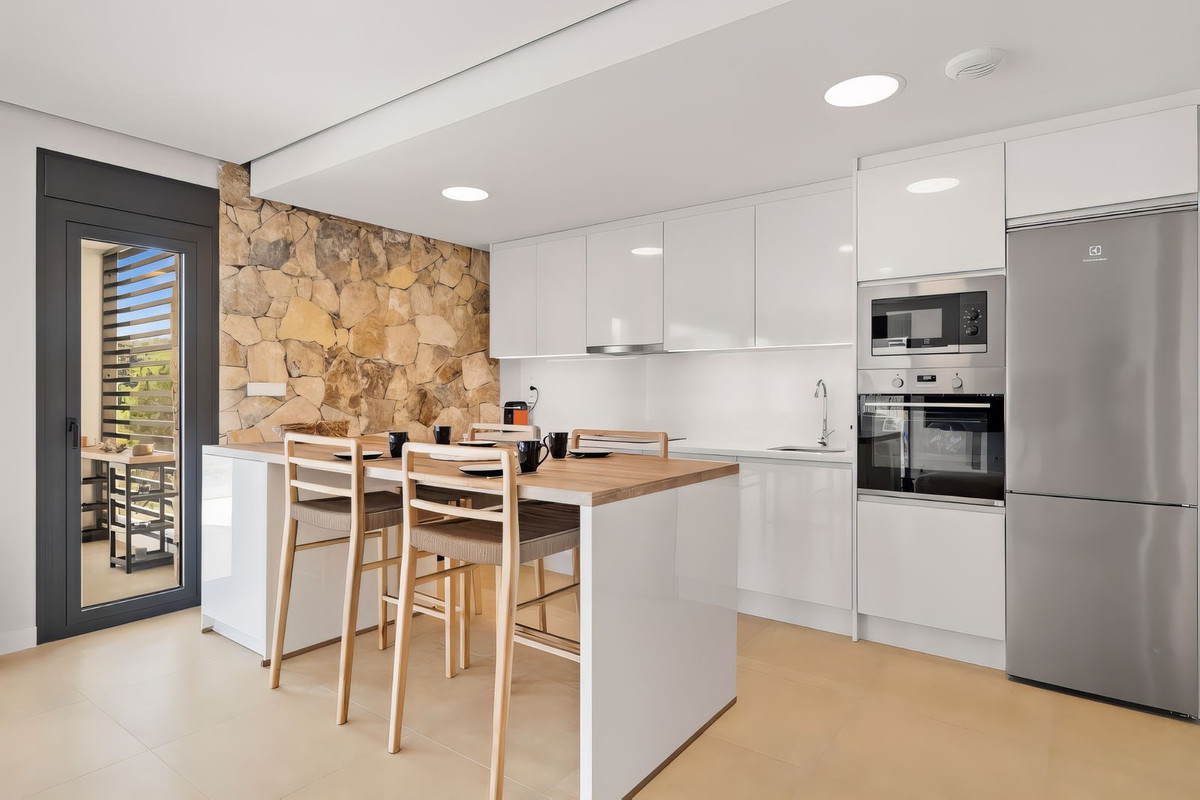 2 Bedroom Apartment in Estepona - Photo 7