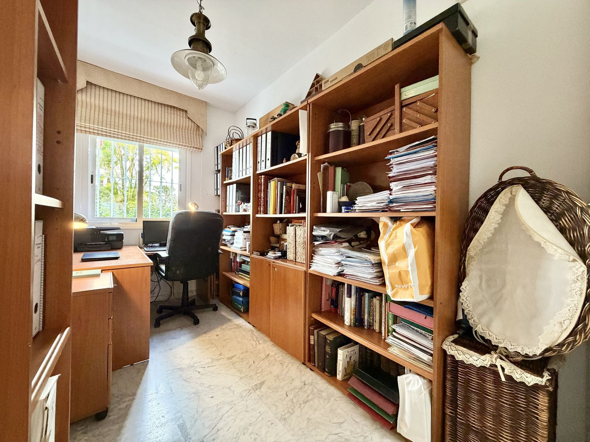 4 Bedroom Apartment in Marbella - Photo 25