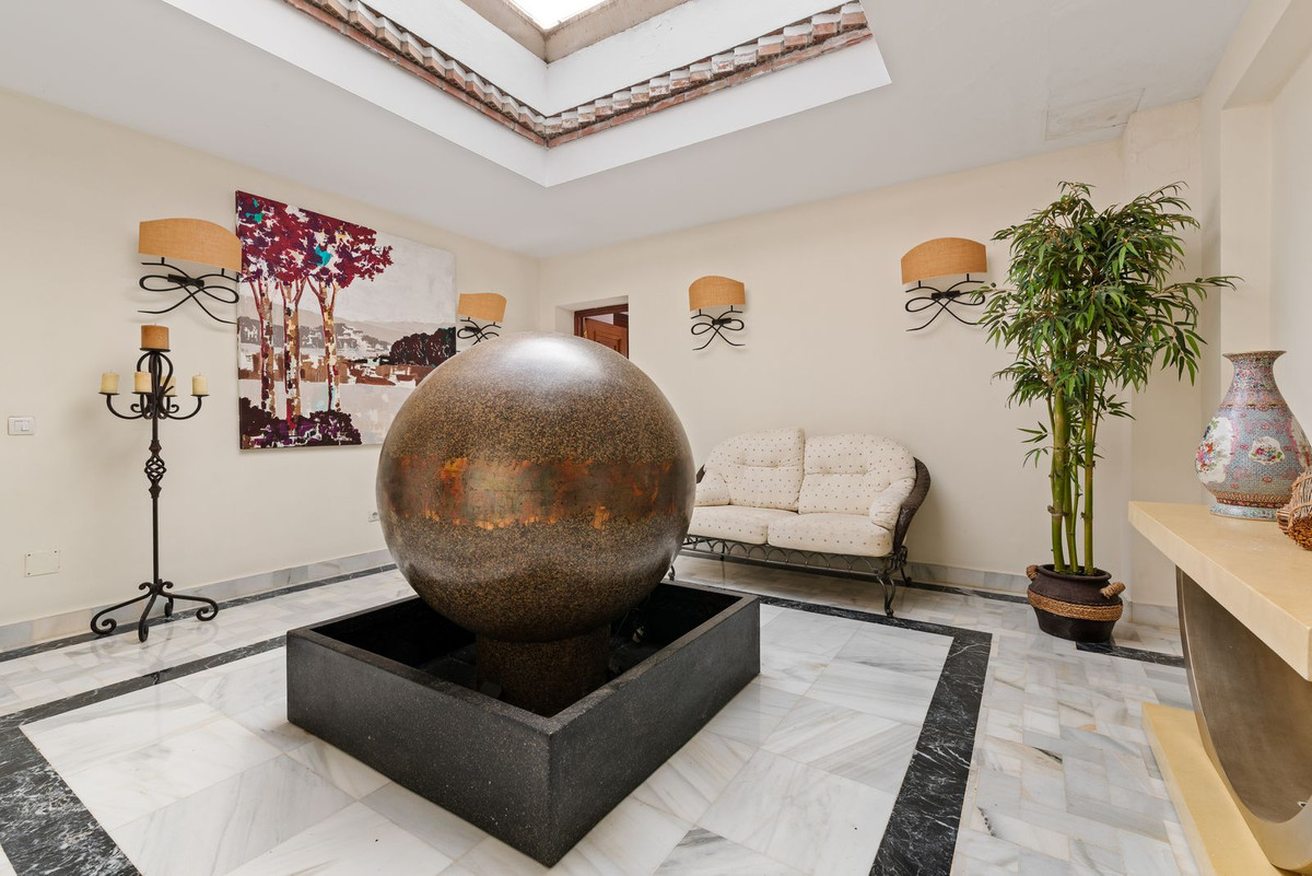 4 Bedroom Villa in Estepona - Photo 6