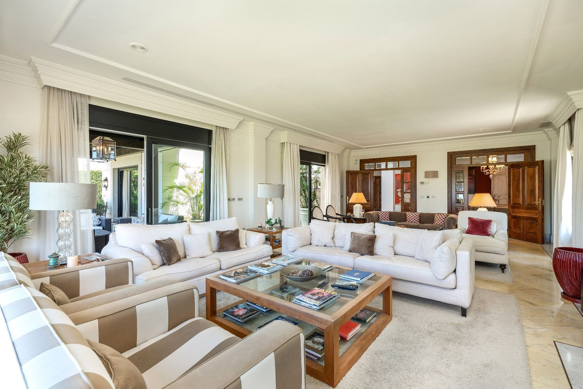6 Bedroom Villa in Marbella - Photo 13