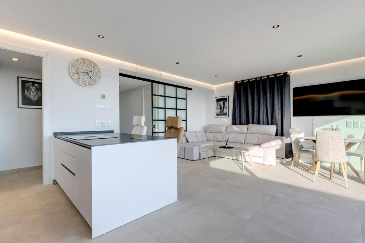 3 Bedroom Penthouse in Estepona - Photo 12