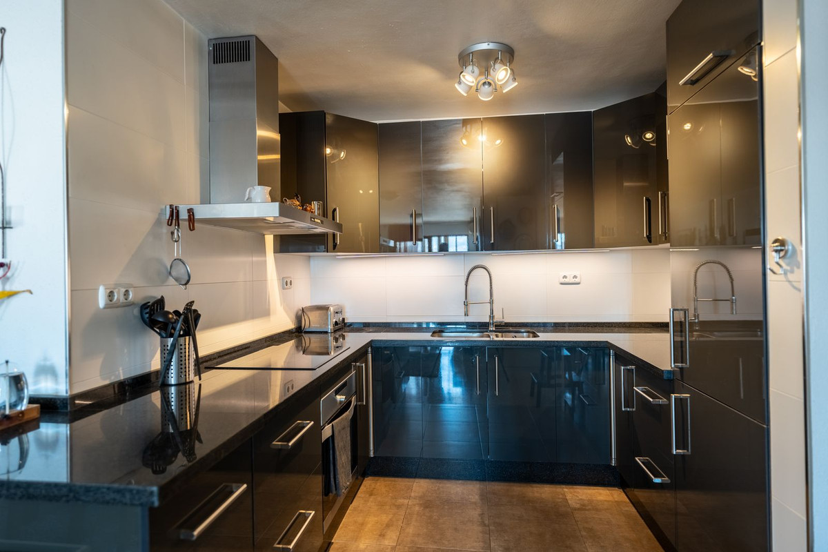 2 Bedroom Apartment in Fuengirola - Photo 2