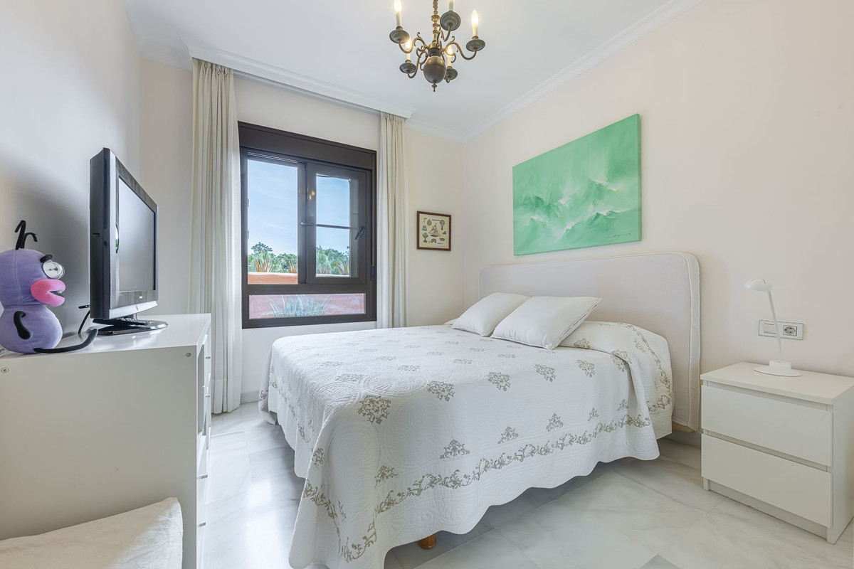 4 Bedroom Penthouse in Estepona - Photo 16