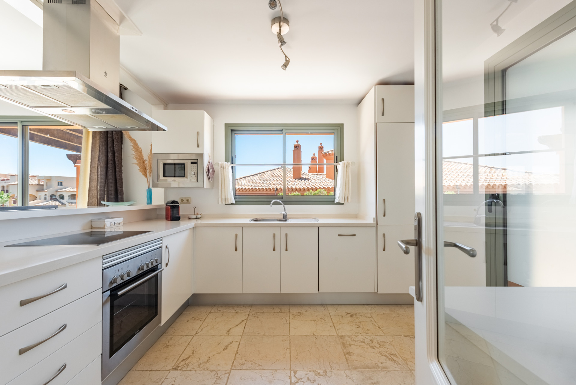 3 Bedroom Penthouse in Estepona - Photo 8
