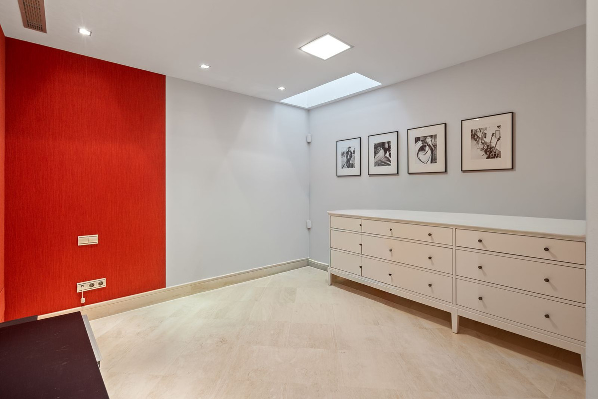 4 Bedroom Townhouse in Marbella - Photo 24