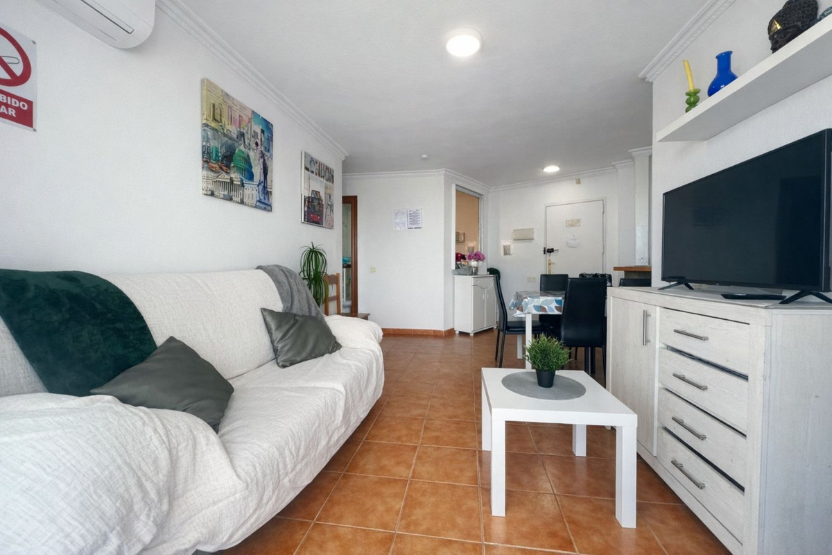 2 Bedroom Apartment in Benalmádena - Photo 10