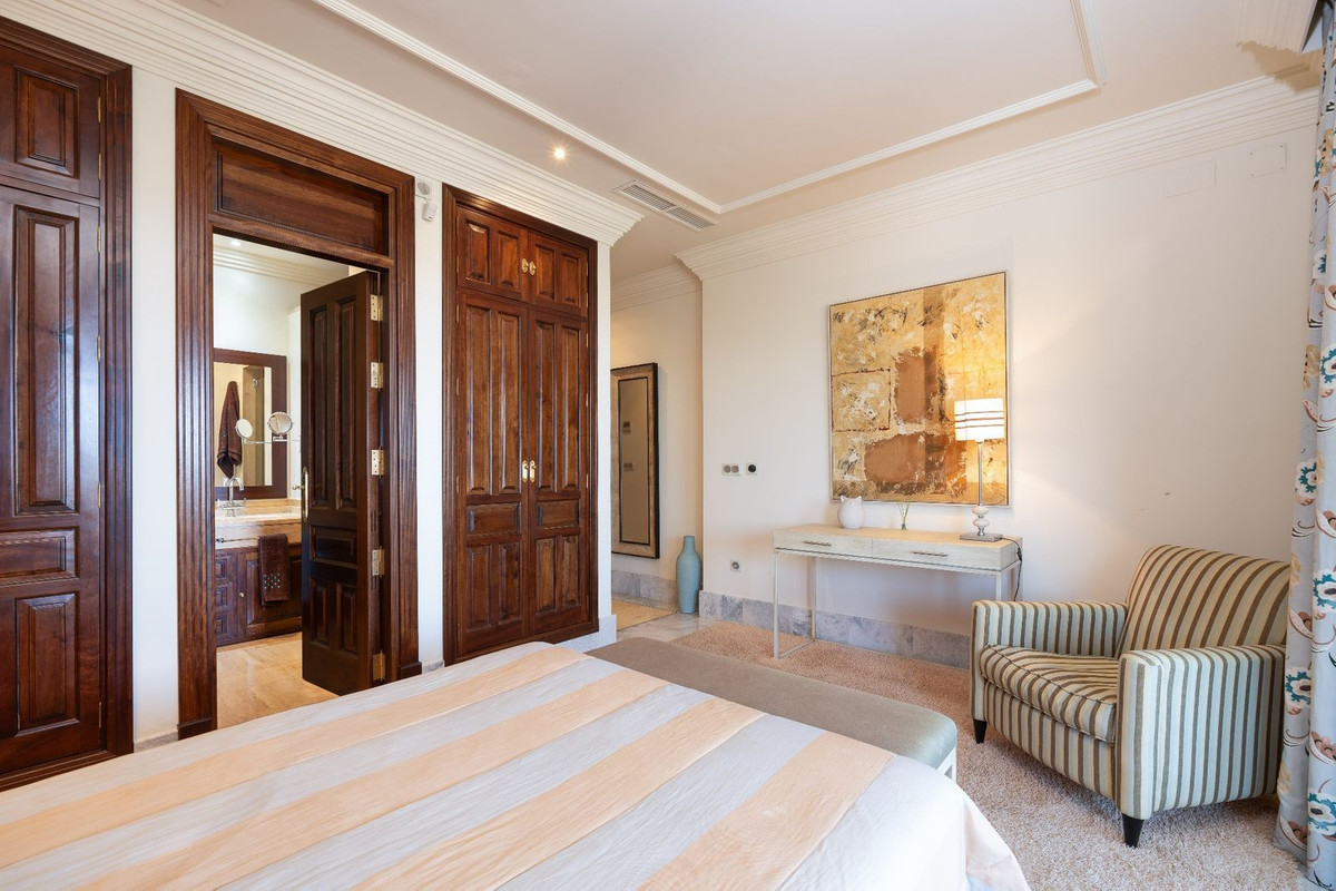 6 Bedroom Villa in Marbella - Photo 25