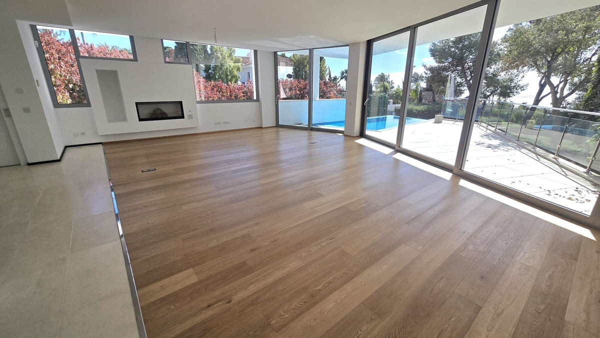 5 Bedroom Villa in Marbella - Photo 3