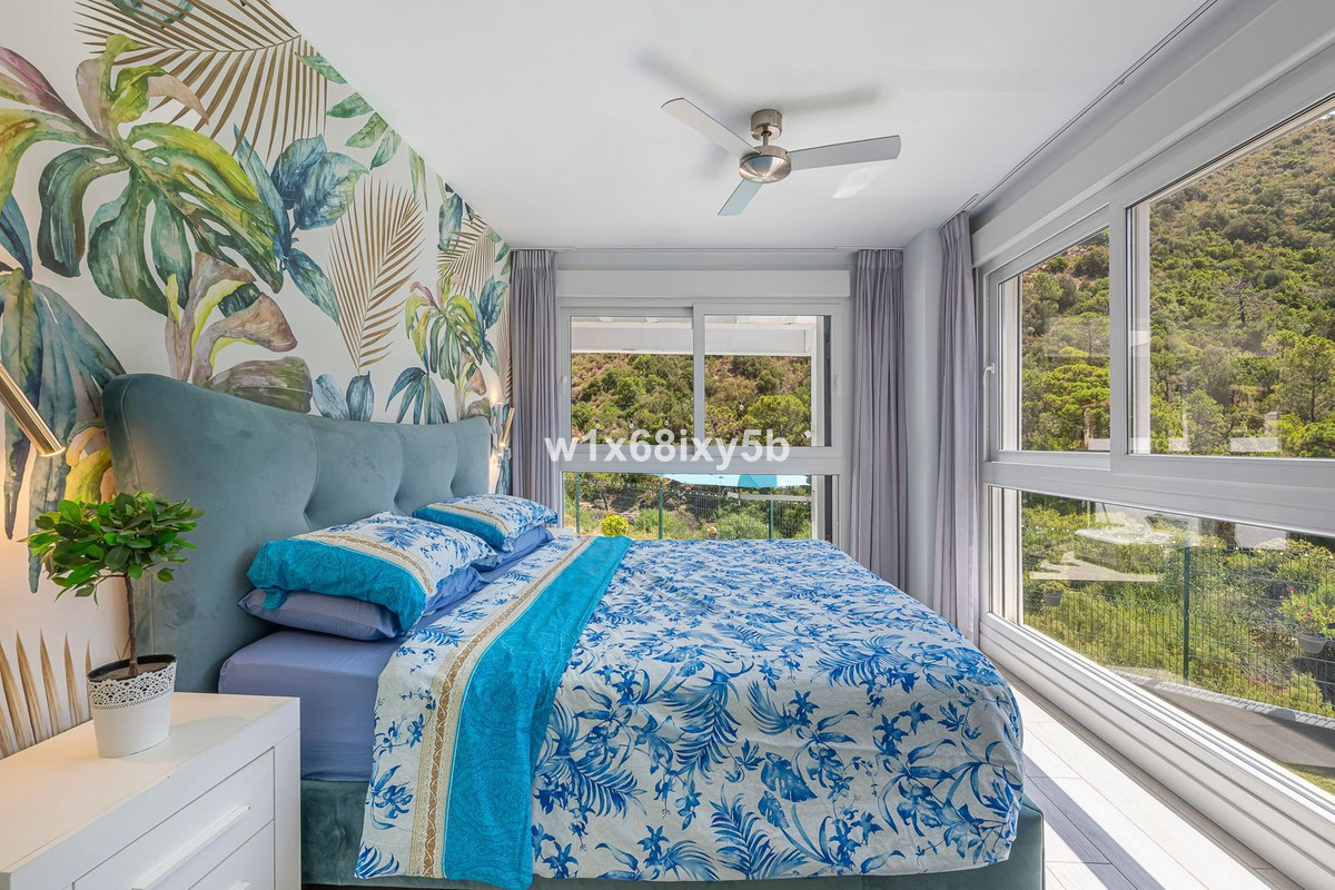 4 Bedroom Apartment in Benahavís - Photo 24