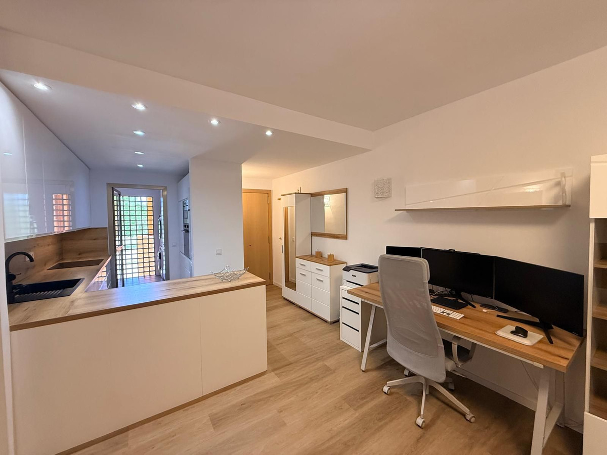 2 Bedroom Apartment in Estepona - Photo 5