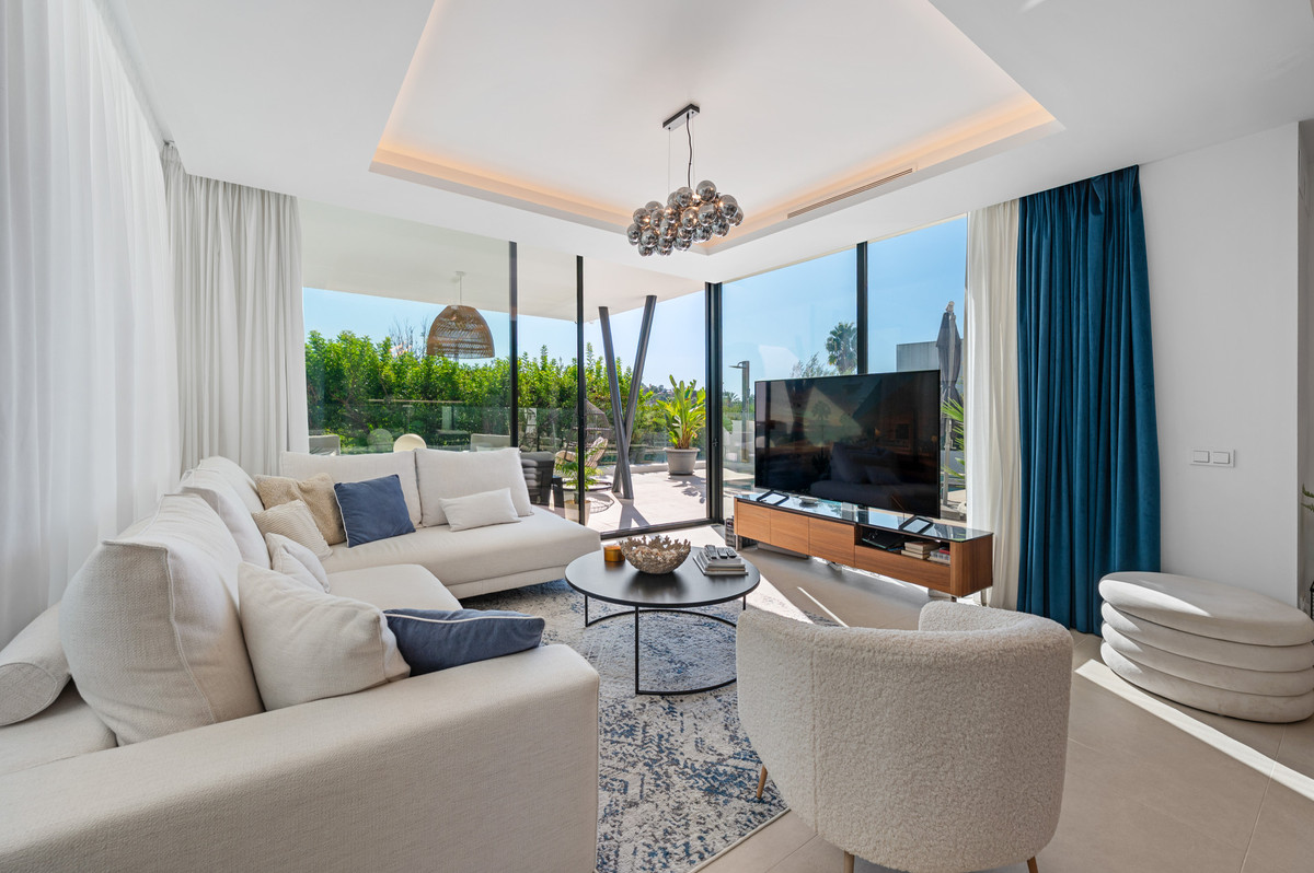 5 Bedroom Villa in Estepona - Photo 4