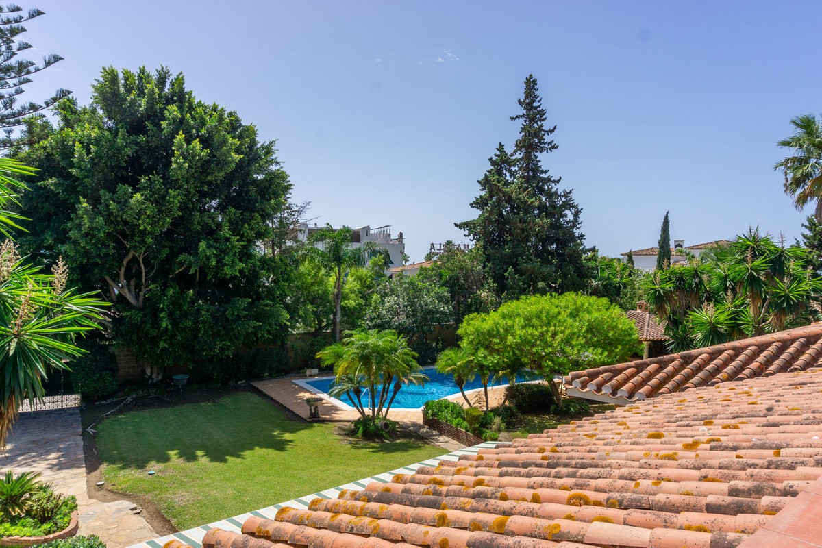 6 Bedroom Villa in Estepona - Photo 38