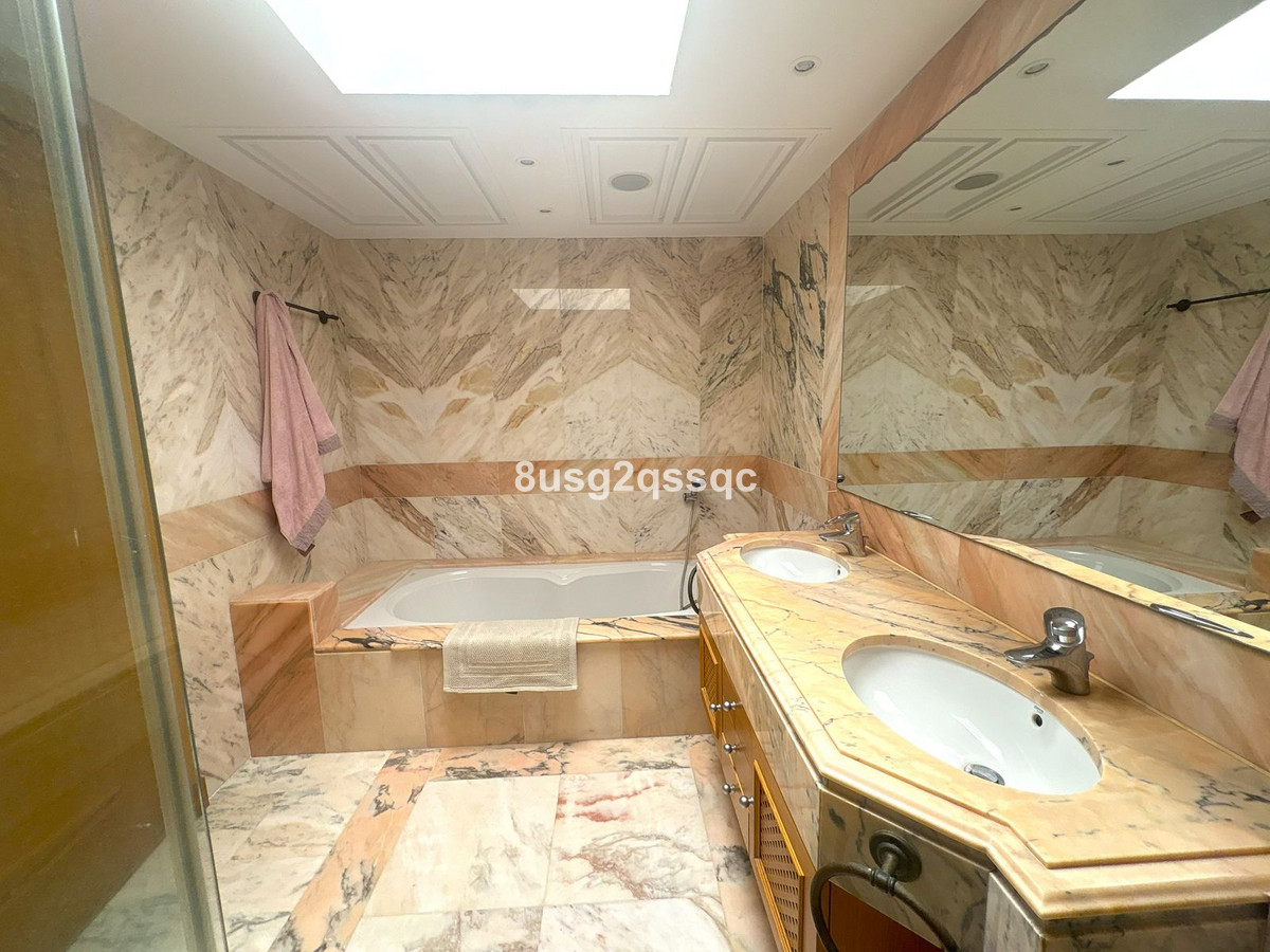 3 Bedroom Penthouse in Estepona - Photo 14