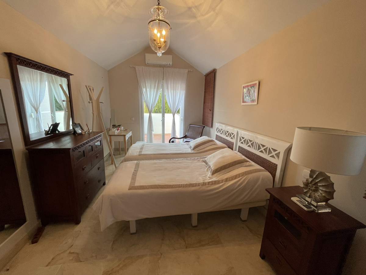 4 Bedroom Villa in Marbella - Photo 42
