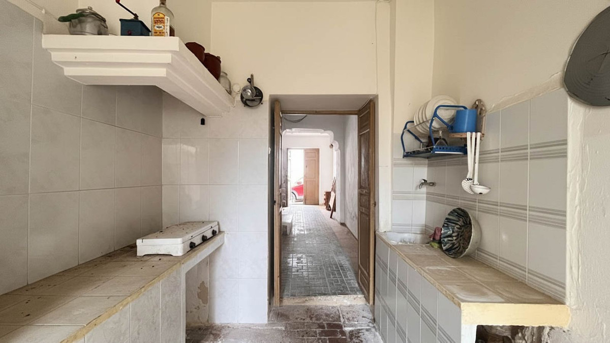 4 Bedroom Townhouse in Colmenar - Photo 13