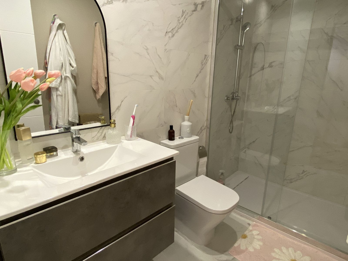 2 Bedroom Apartment in Estepona - Photo 12