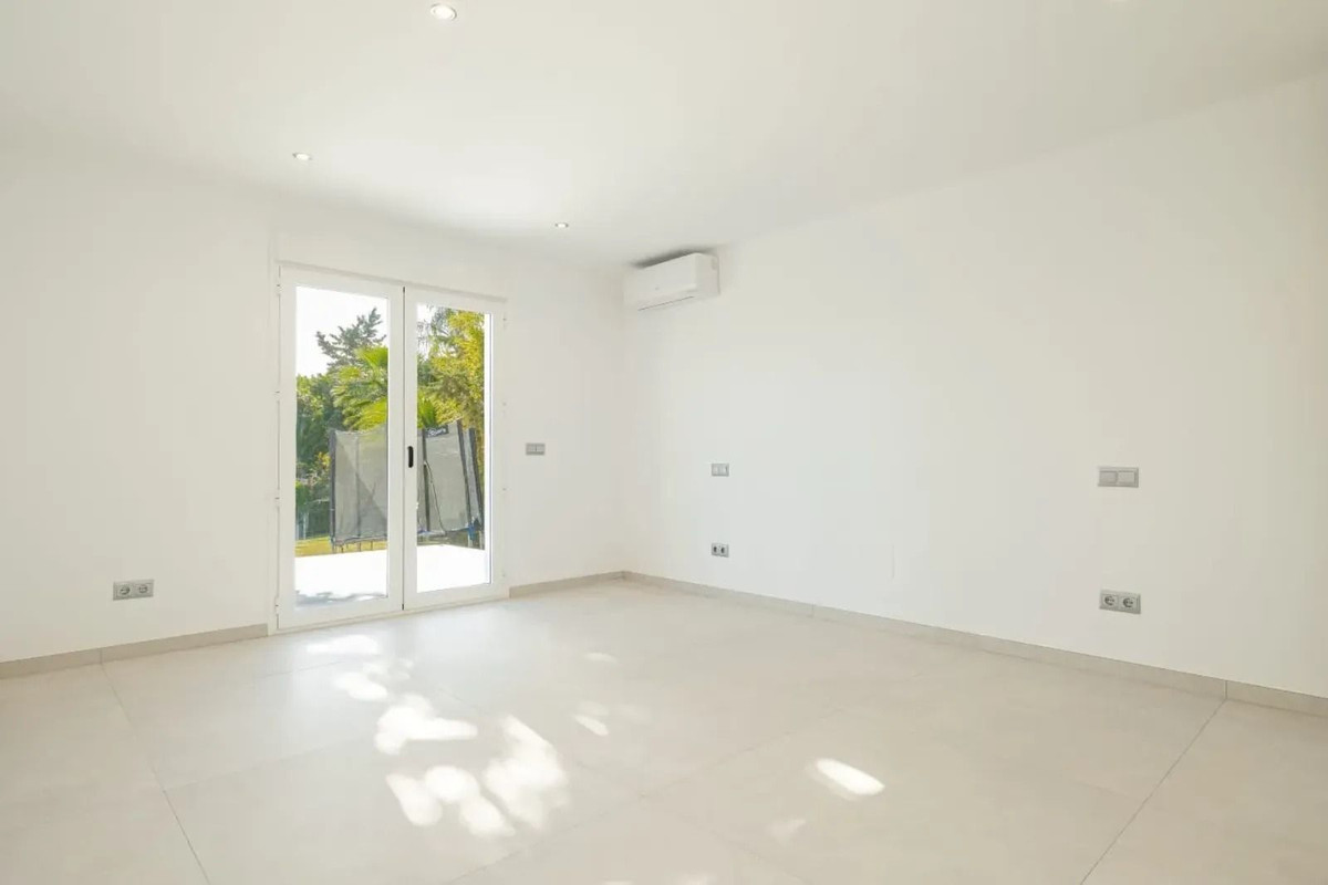 4 Bedroom Villa in Estepona - Photo 9