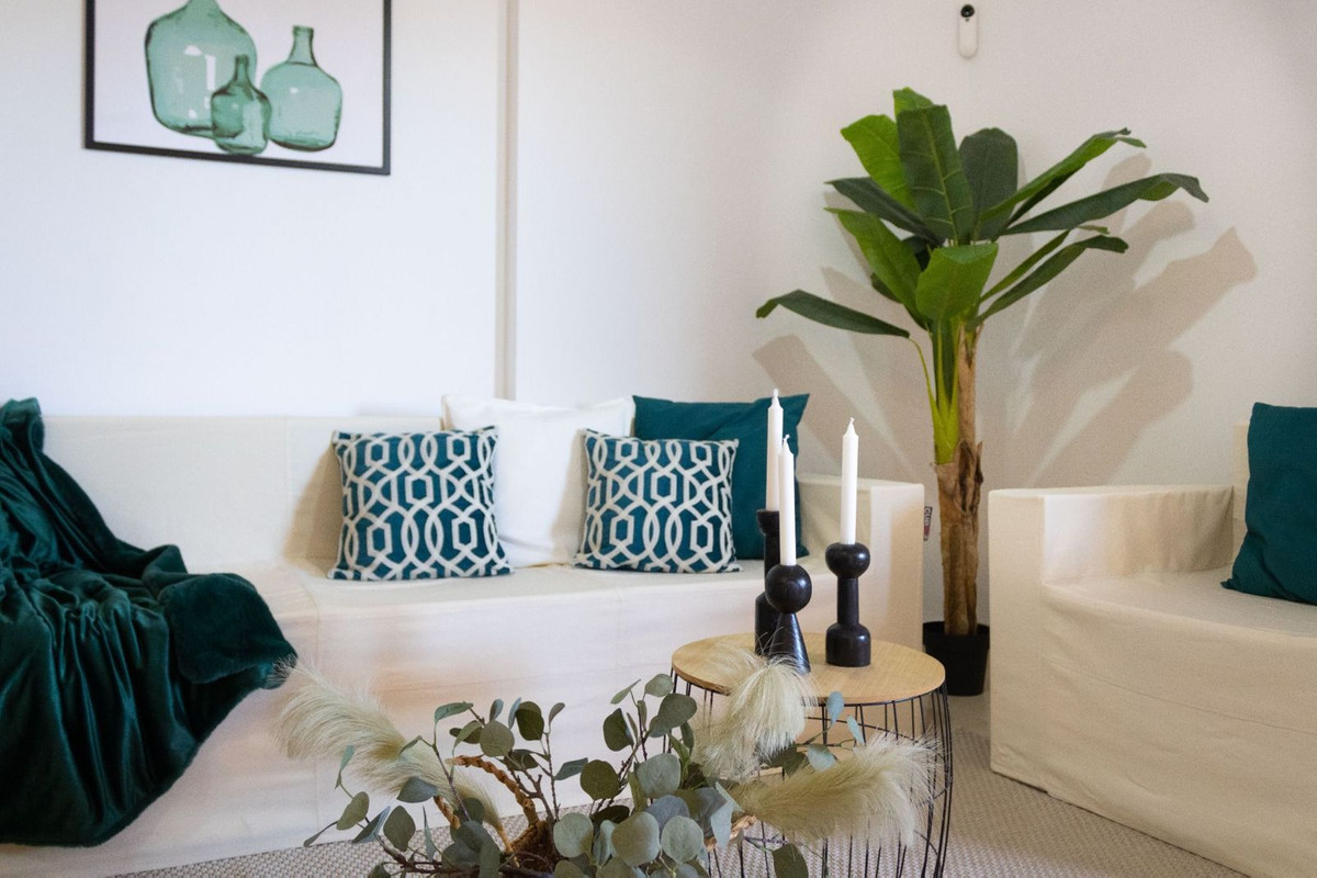 2 Bedroom Apartment in Estepona - Photo 3
