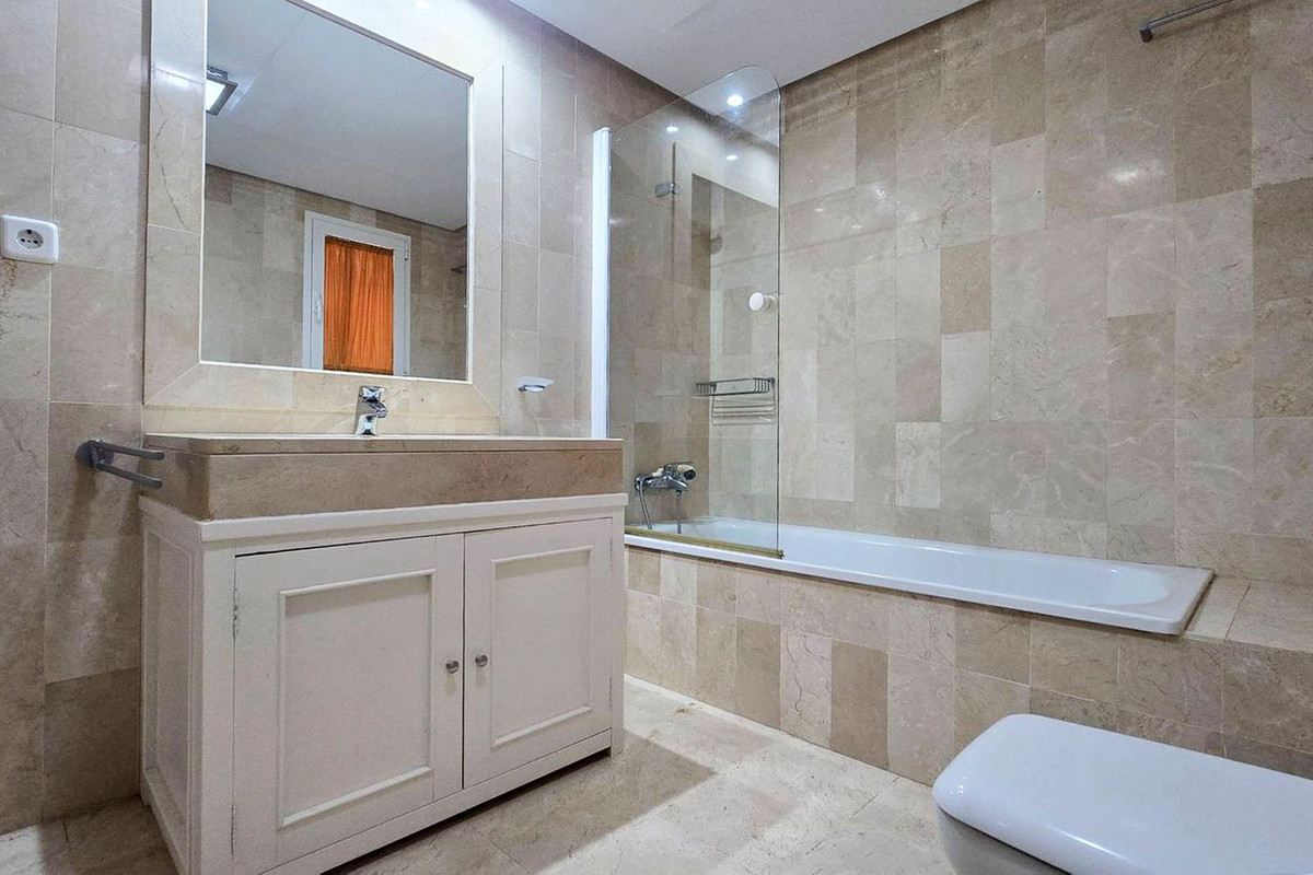 2 Bedroom Apartment in Estepona - Photo 20